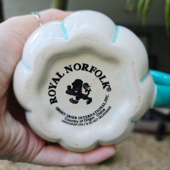 Handmade ✦ Pumpkin Mug Candle ✦ Vanilla Oatmeal Raisin Soy Wax Halloween Decor - Picture 7 of 9